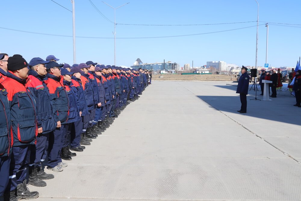 Торжественное построение Службы спасения Якутии в честь Дня Республики