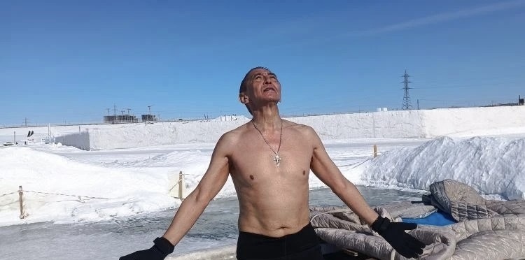 Кырджагасов загорает и наслаждается отпуском