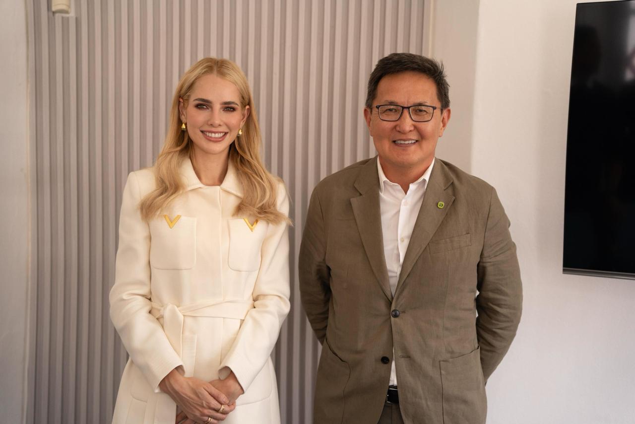 Саха-казахстанский миллиардер с первой леди Эквадора