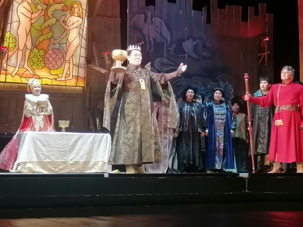 Путешествуйте сквозь декорации и архивы: Встречайте мастеров искусства!