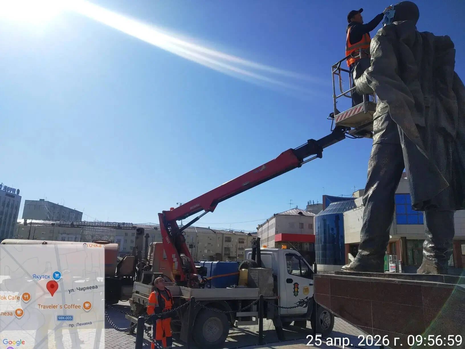 В Якутске смывают пыль с памятников и остановок