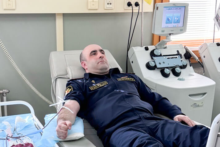 Работники колонии-поселения во главе с начальником сдали кровь