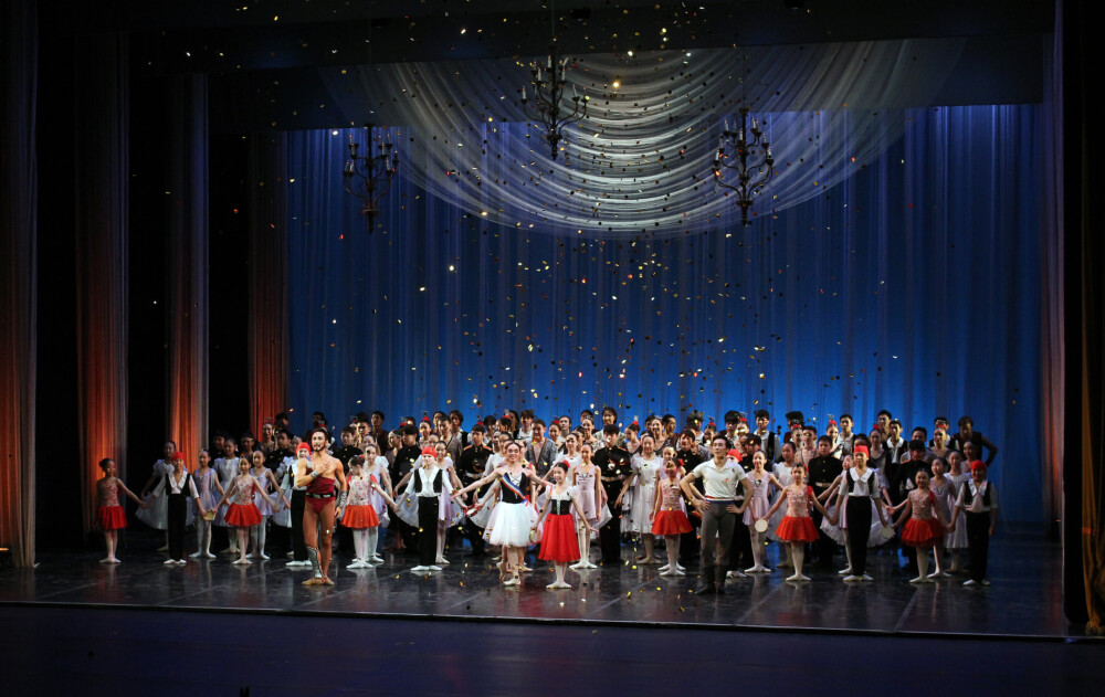 Всё в этот вечер было для неё одной…