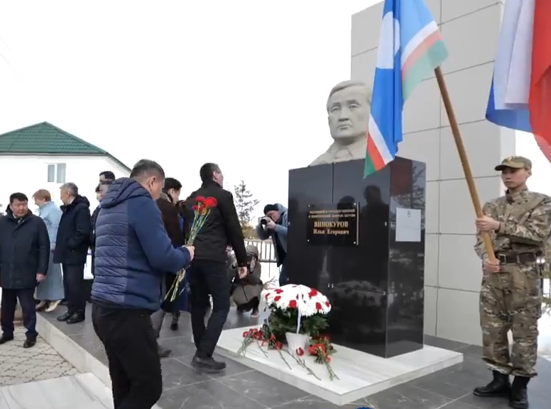 Ил Дархан возложил цветы Илье Винокурову