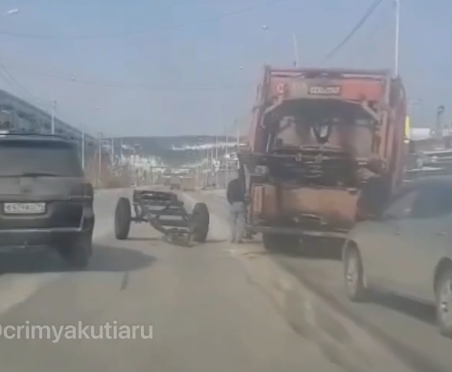 Фотофакт: Оторвавшийся прицеп наделал делов на Вилюйском