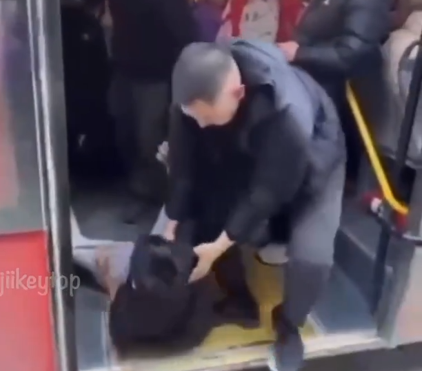 Скандал в автобусе: пассажирам пришлось «воспитывать» малолеток