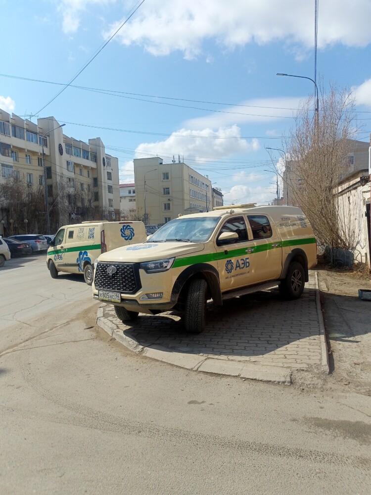 Фотофакт: Машины АЭБ паркуются на тротуаре