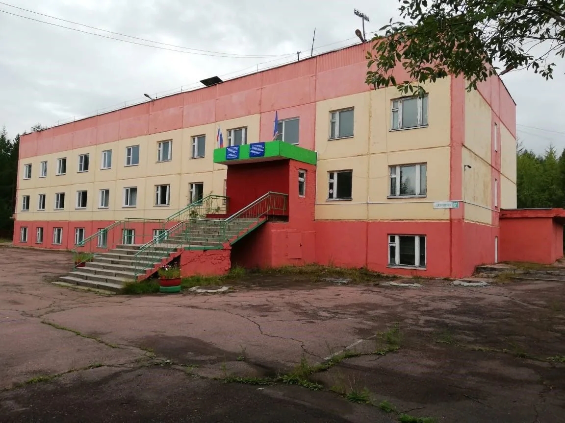 Родители бьют тревогу: Школу — под нож, детей — под фуры?