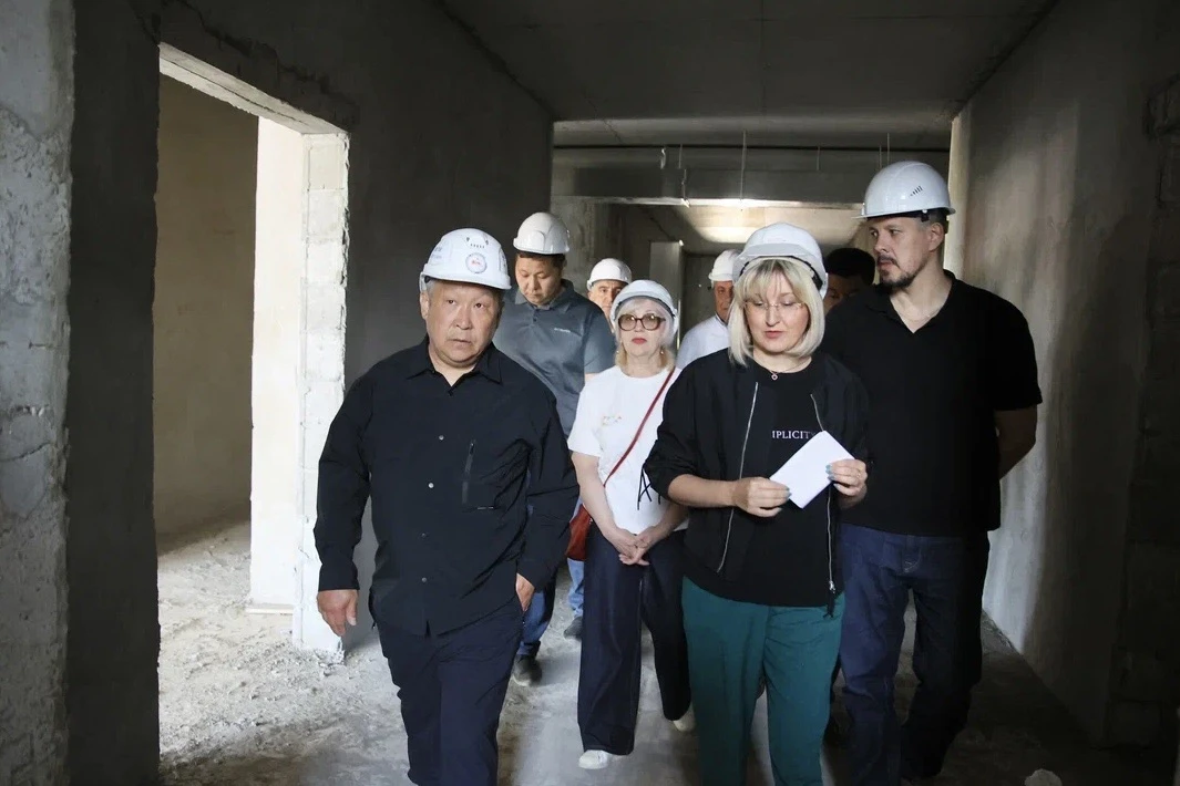 Кандидат в мэры Садовников сегодня объехал стройки Якутска