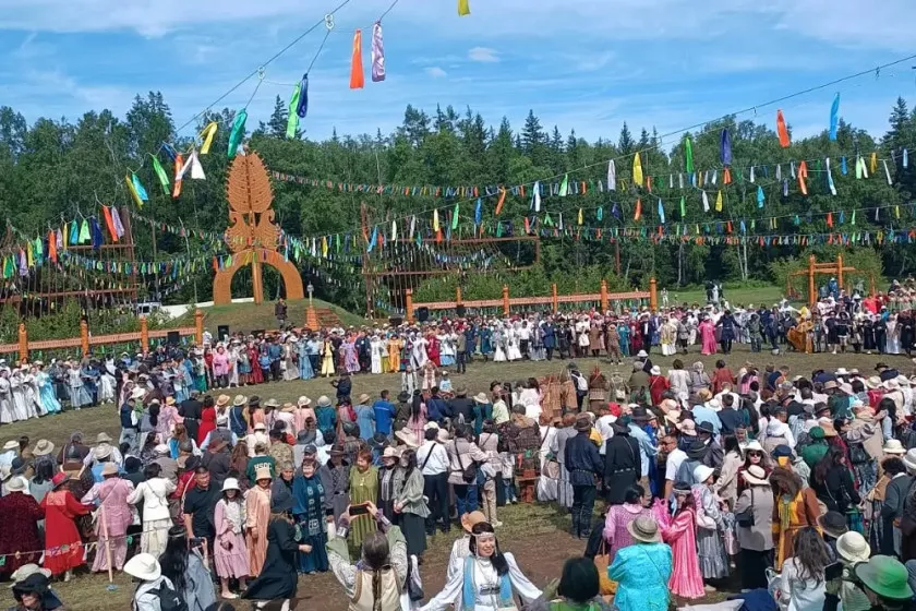 Аар Айыыларбыт маанылааннар, күммүт-дьылбыт туран биэрдэ!