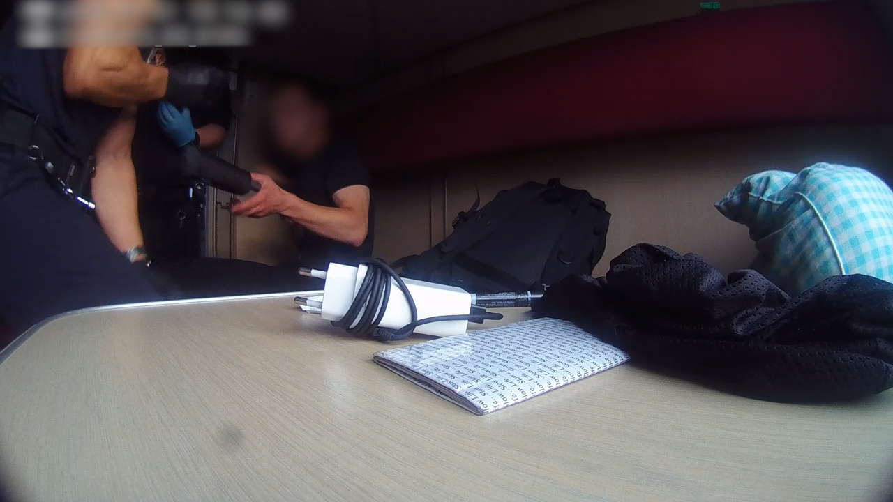 Агрессивный пассажир сорвал стоп-кран поезда и оказал сопротивление