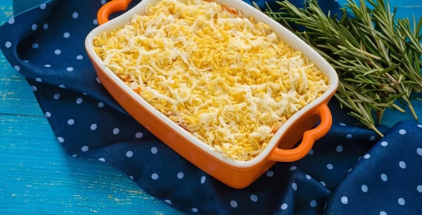 Слоёный салат с курицей, сыром и корейской морковью