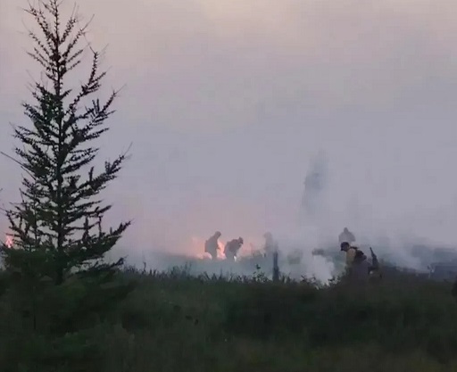 В усиленном режиме тушат пожар в селе Эйик