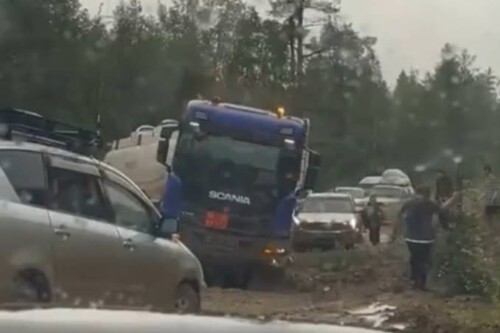 Увязли по уши: Трасса Амга превратилась в жижу