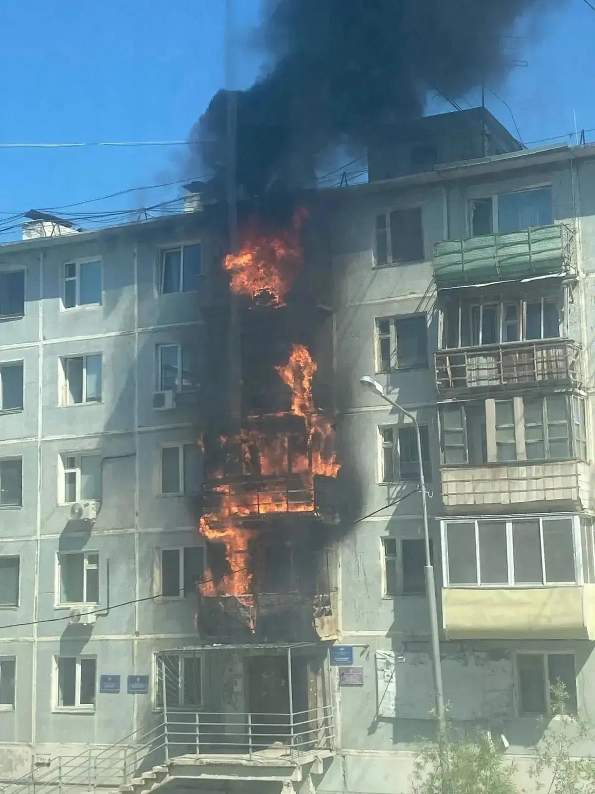 Полицейские вывели 40 человек из горящего дома