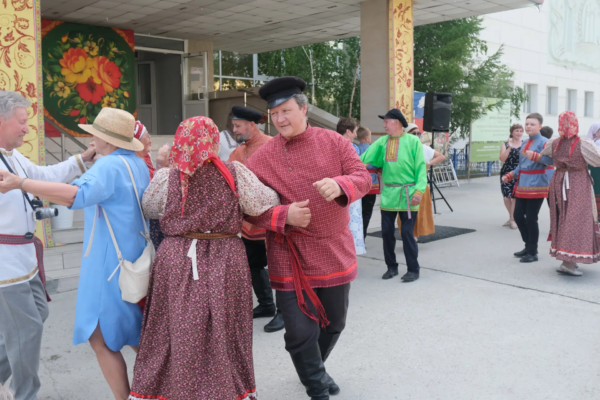 В Якутске отметили день русской косоворотки
