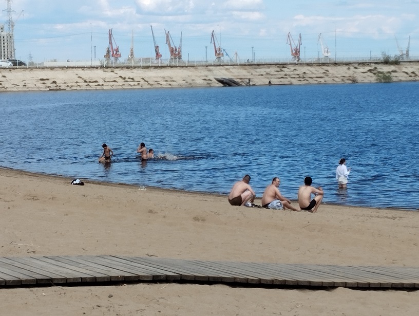 На городском пляже утонула женщина